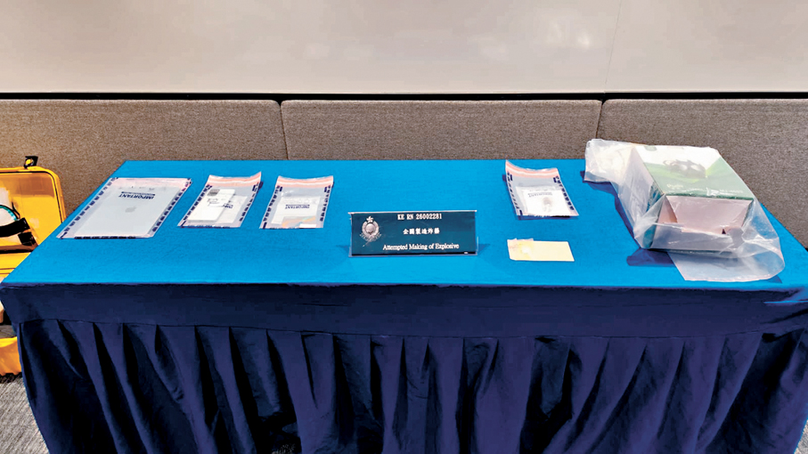 ●警方展示檢獲的證物。   香港文匯報記者林兆崙  攝