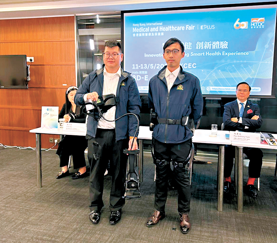 ●馬當先科技表示，在醫療展上會展示出兩款骨骼助行及康復機械人。    香港文匯報記者莊程敏  攝