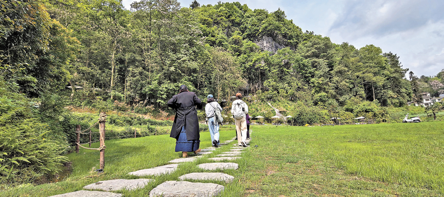 ●走進香巴湖村，沿着步道走一段路，就會到達洞穴咖啡所在地。