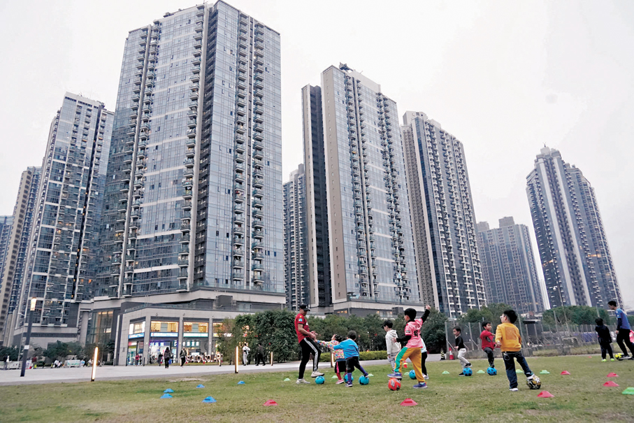 ●近月本港樓市回復生氣，各家大行紛紛上調今年樓價升幅預測。 資料圖片