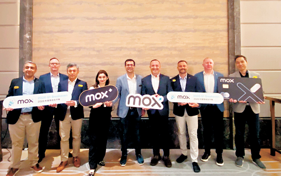 ●Mox Bank行政總裁胡博思（右四）表示，該行目標全年達至收支平衡。 香港文匯報記者孫曉旭  攝