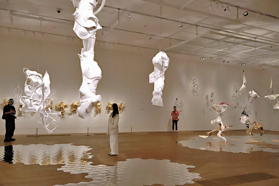 ●西九文化區視覺文化博物館M+現在仍展出「李昢：一九九八年至今的創作」。 資料圖片
