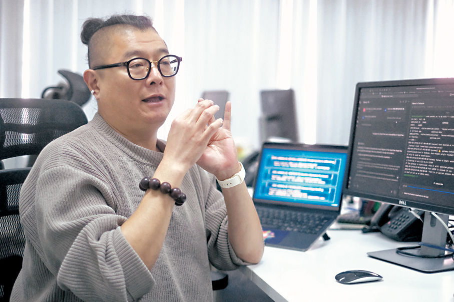 ●智慧城市聯盟資訊科技管理委員會主席龐博文就「龍蝦」系統進行模擬攻防實測，發現有近二百五十個高危漏洞。香港文匯報記者涂穴  攝