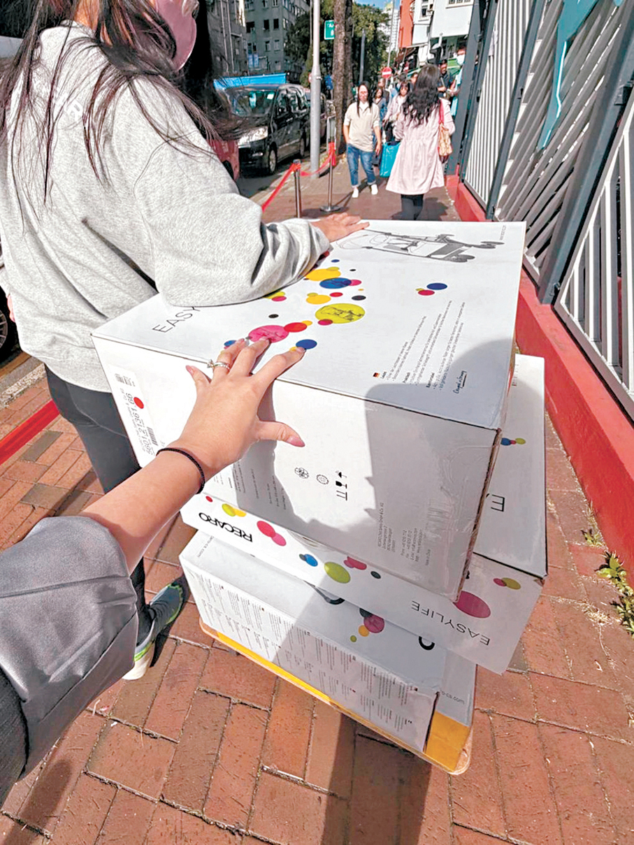 ●莊冬瑩擔任義工，整理文具、玩具、書本、書包等兒童物資，分類擺放整齊，方便有需要的居民領取。受訪者供圖