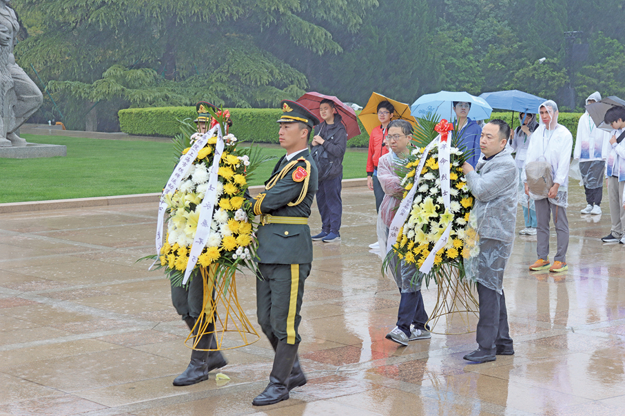 ●香港青少年冒雨向龍華烈士紀念碑敬獻鮮花，緬懷革命先輩。