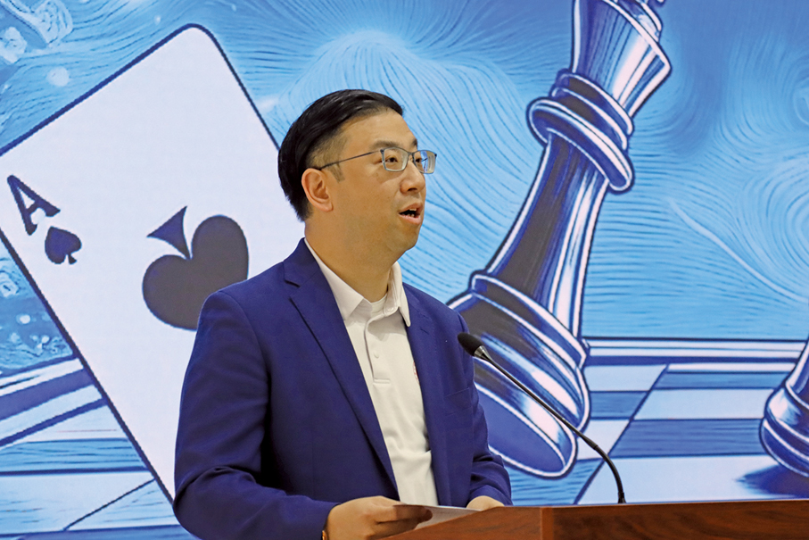 ●滬港青少年智力運動交流團團長高鼎國在比賽場上發言鼓勵小棋手。