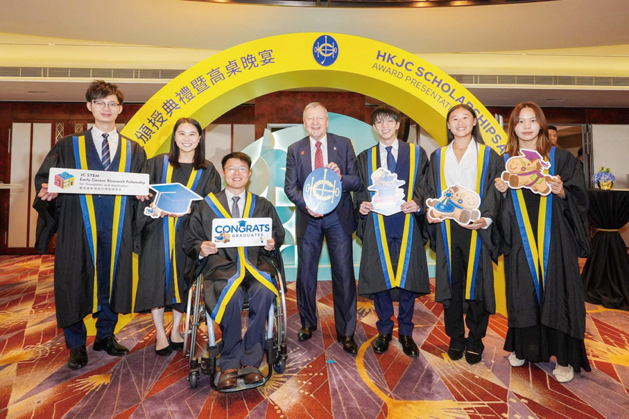 ▲香港賽馬會行政總裁應家柏（中）、賽馬會學人黃泓智（右三）、彭穎加（右一）、楊珮珮（右二）、賽馬會新晉創科學者林睿朗博士（左一）、應屆畢業的賽馬會學人卓嘉豪（左三）及麥筠諾（左二）合照。