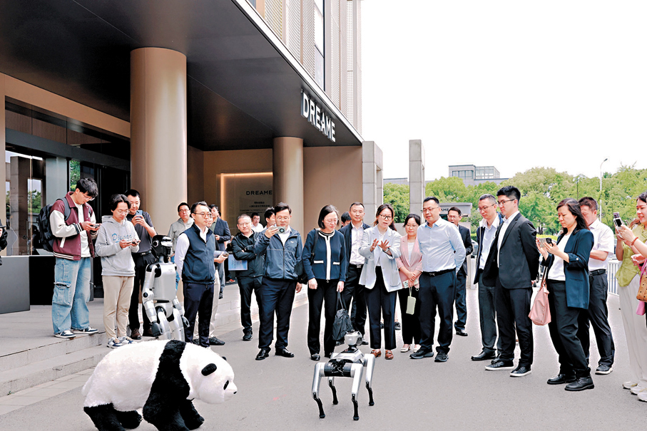●投資署代表隨團拜訪當地企業。