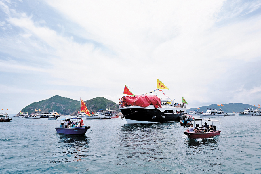 ●天后乘船巡遊，50艘船船隊列陣，旗幟飄揚，場面壯觀。 香港文匯報記者涂穴  攝