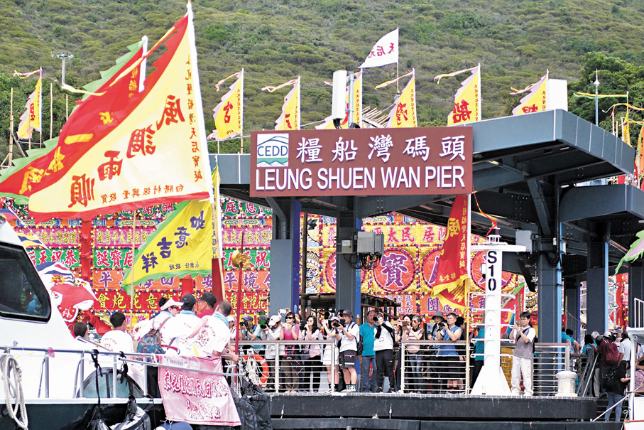 ●活動迎來重頭戲「天后海上出巡」儀式及神功戲。 香港文匯報記者涂穴  攝