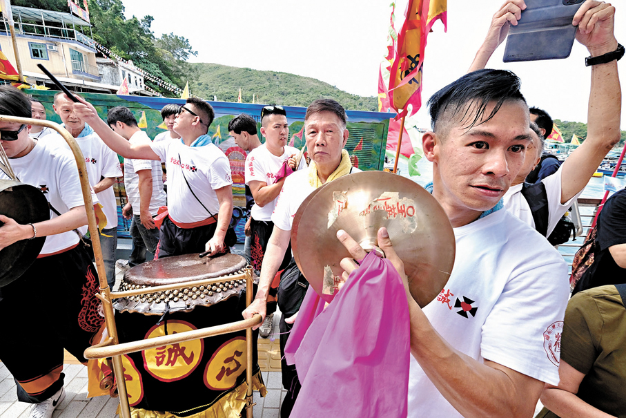 ●巡遊隊伍護航。 香港文匯報記者涂穴  攝