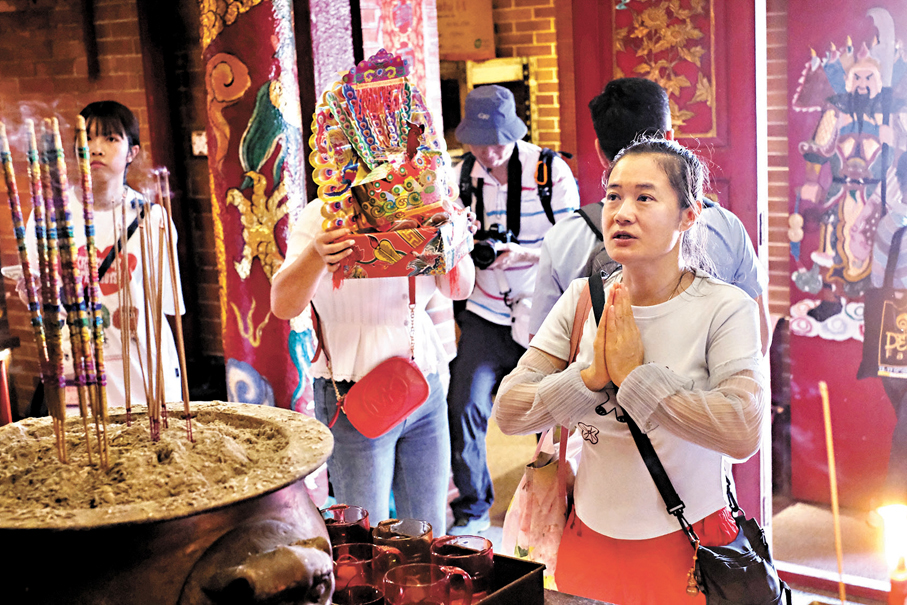 ●善信誠心參拜。 香港文匯報記者涂穴  攝