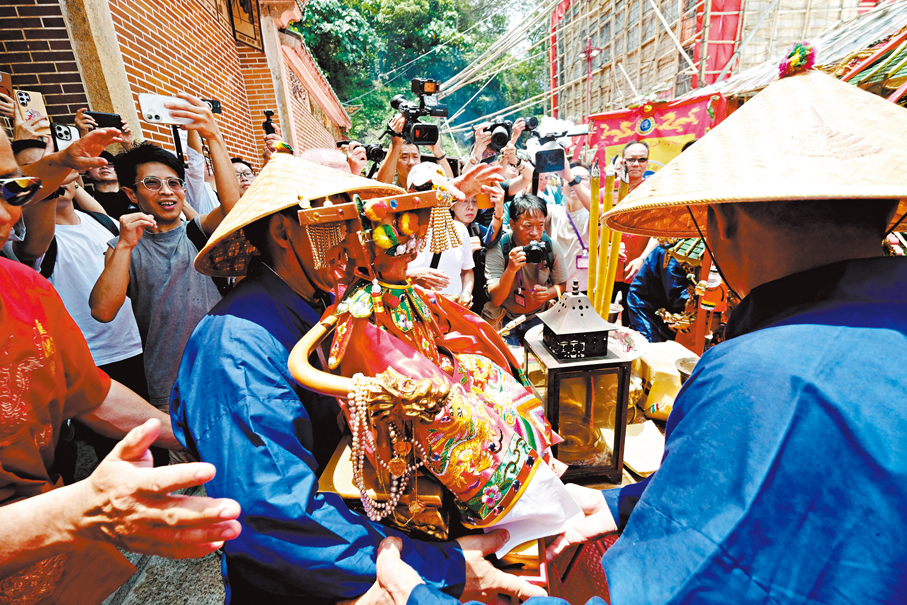 ●人員搬運天后像。 香港文匯報記者涂穴  攝