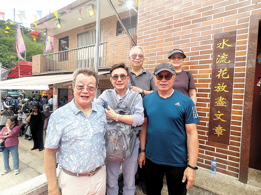 ●英國返港華僑馬先生（前排右一）。香港文匯報記者鍾靜雯  攝