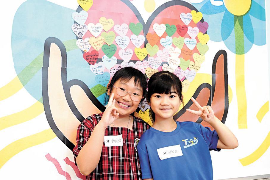 ●受助學生代表三年級生廖綽善和李欣霈。 香港文匯報記者曾興偉  攝