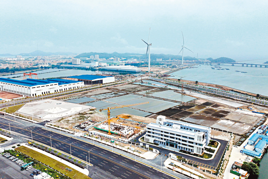 ●廣東省風電臨海試驗基地試驗樓近期投產建成。圖遠處是該基地正在測試風機的1、2號大容量海上風機測試機。