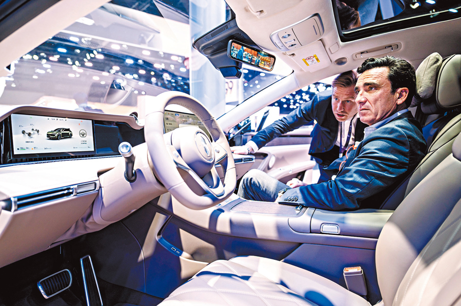 ●世界各地的汽車製造商都在努力讓自身變得「更中國化」。圖為外賓體驗中國新能源汽車。資料圖片