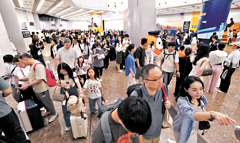 ●5月1日，西九高鐵站是內地客訪港的熱門入境口岸，自然人頭湧湧。由踏入西九站那一刻起，遊客就開始領略香港的旅遊魅力。 香港文匯報記者涂穴  攝