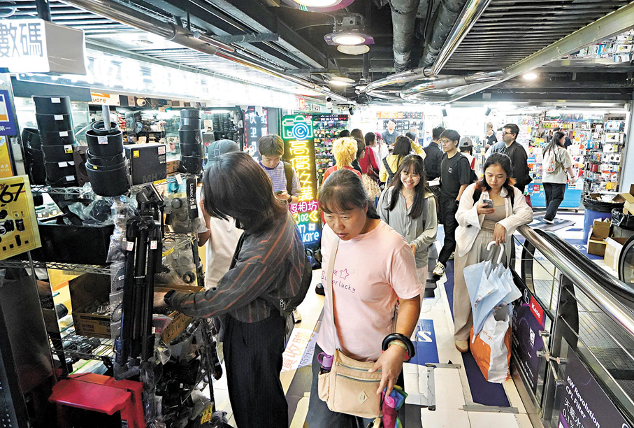 ●5月5日，「五一」黃金周的最後一天，旺角星際城市有相機舖依然丁財兩旺。 香港文匯報記者曾興偉 攝