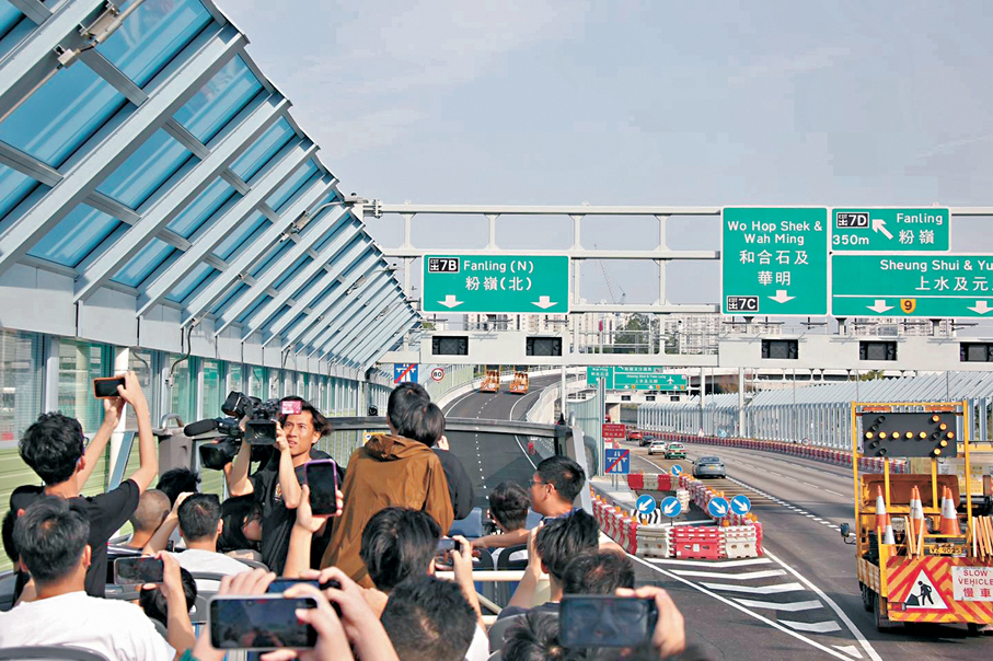 ●5月3日，粉嶺繞道（東段）首日通車，有遊客和市民乘搭城巴H79開篷巴士體驗「即日鮮」。 Fb圖片