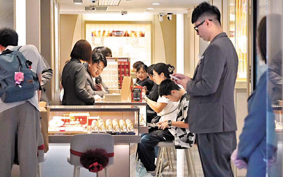 ●5月5日，旅客回程之前，逛金舖買黃金可能是一項不錯的投資。 香港文匯報記者曾興偉 攝