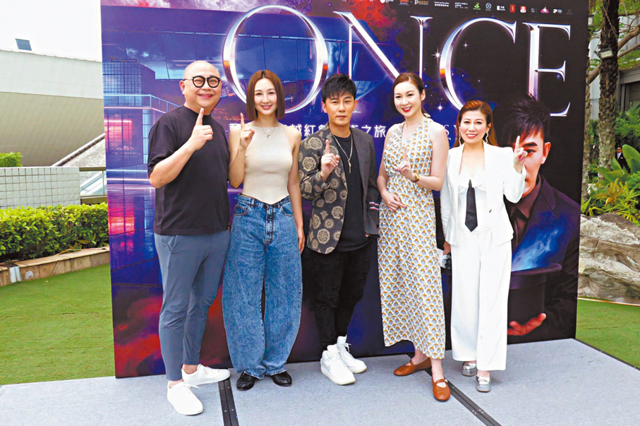 ●高海寧(左二)、莊思敏(右二)及林盛斌(左一)等前來支持甄澤權。  香港文匯報記者阿祖 攝