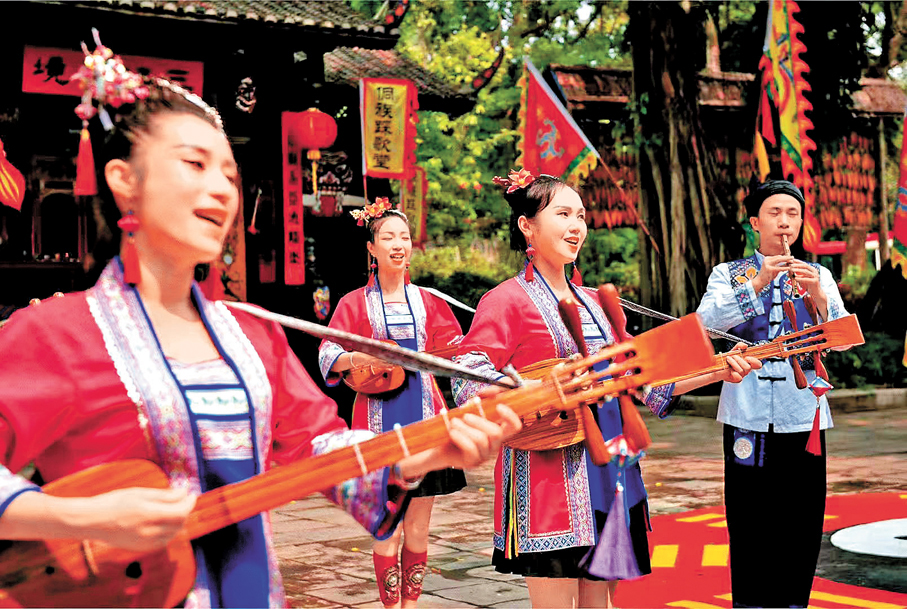 ●錦繡中華在白天可觀看多彩民族風情表演。