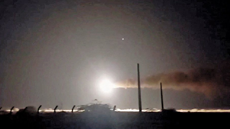 ●伊朗海軍向美軍艦發射導彈。 路透社