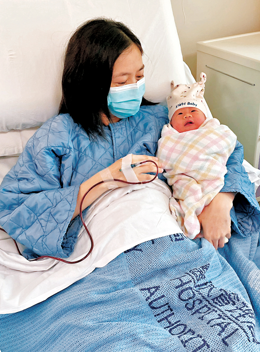 ●產後大量出血的劉女士，獲輸血才保住性命，今日可以和女兒慶祝母親節。  香港紅十字會供圖