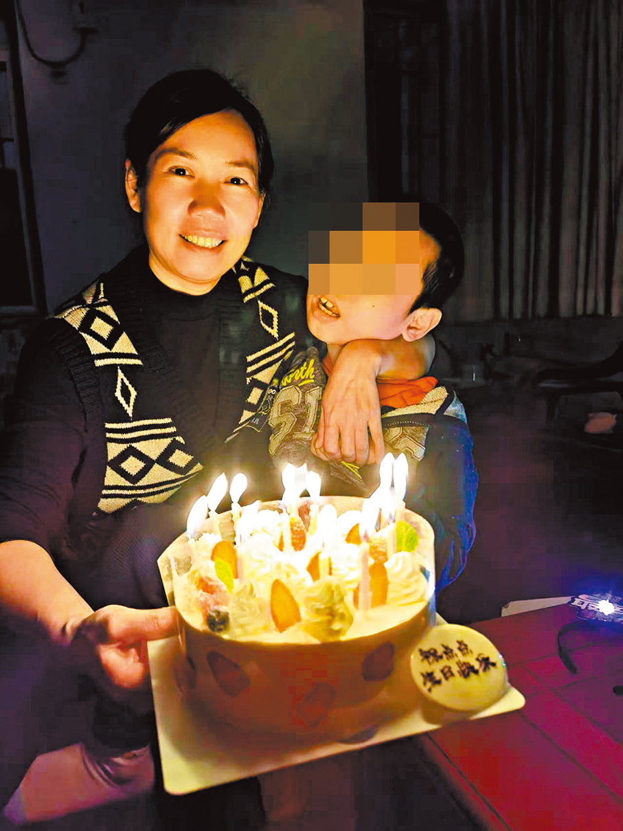 ●彭紅英早年將大部分精力放在照顧遠建上，與長女和長子聚少離多。 受訪者供圖
