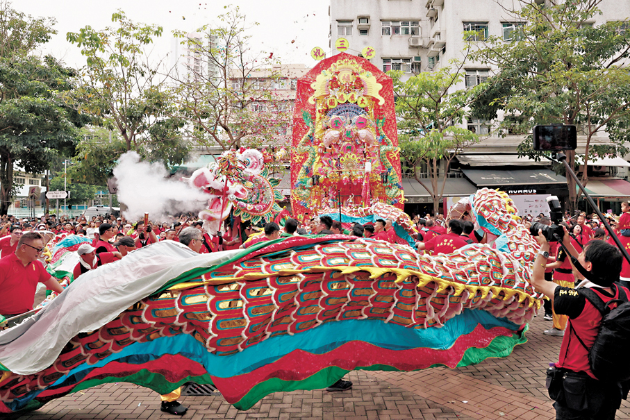 ●巡遊中最大的第三花炮。 香港文匯報記者萬霜靈  攝
