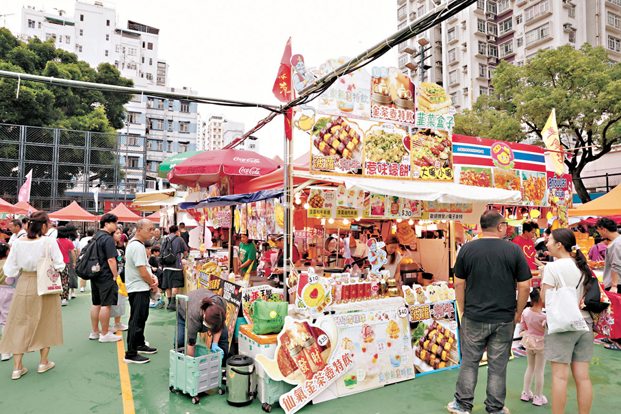 ●現場附近設有特色小食攤位。香港文匯報記者萬霜靈  攝