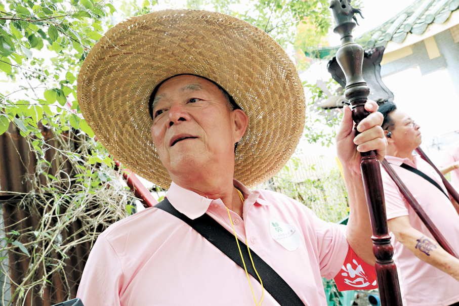 ●抽中第三炮的水蕉老圍曾亮生堂負責人曾先生。香港文匯報記者萬霜靈  攝