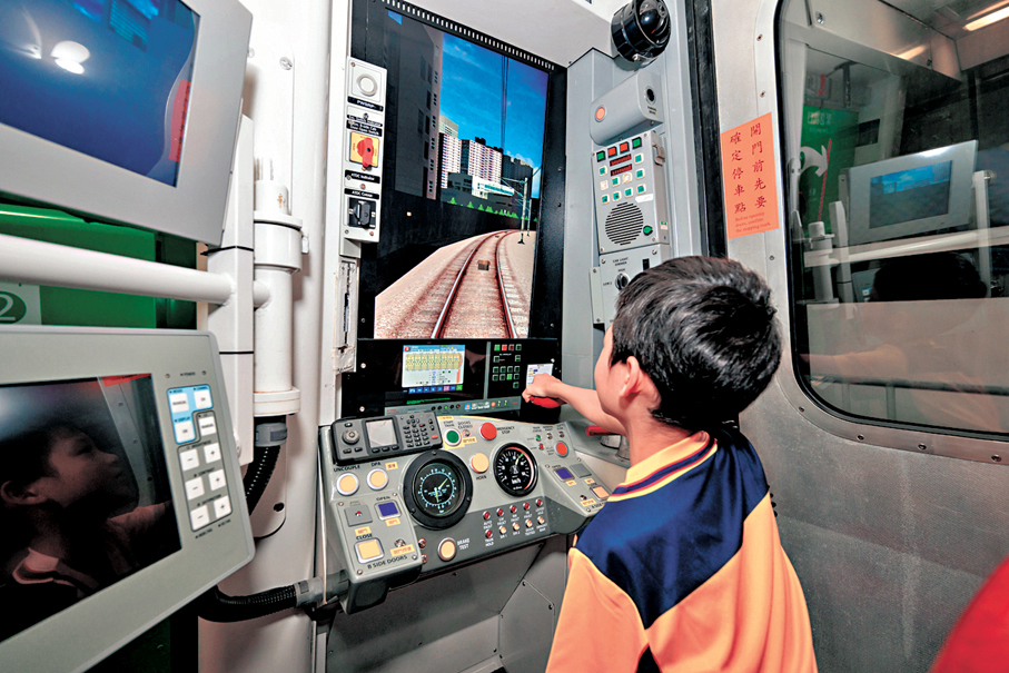 ●參觀者可選購套票登上訓練車長的模擬駕駛室，一嘗做車長滋味。 港鐵供圖