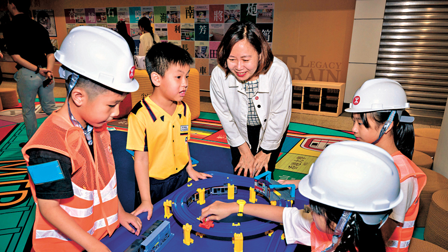 ●參觀者在「鐵路遊樂站」可以參與「有禮乘客大挑戰」互動遊戲，以及暢玩列車模型。左三為港鐵行政總裁楊美珍。 港鐵供圖