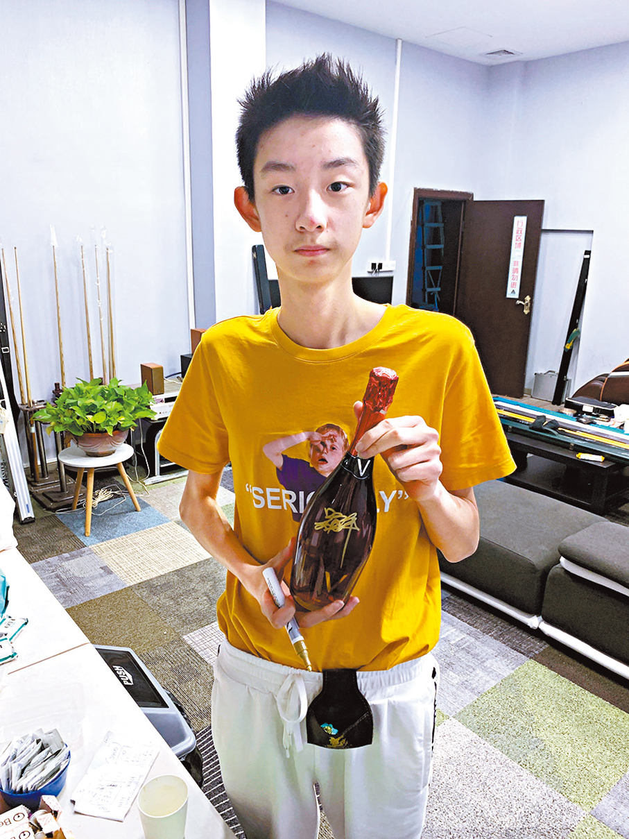 ●李俊文曾讓吳宜澤在象徵奪冠香檳酒的酒瓶上簽名，沒想到七年後夢想成真。受訪者供圖