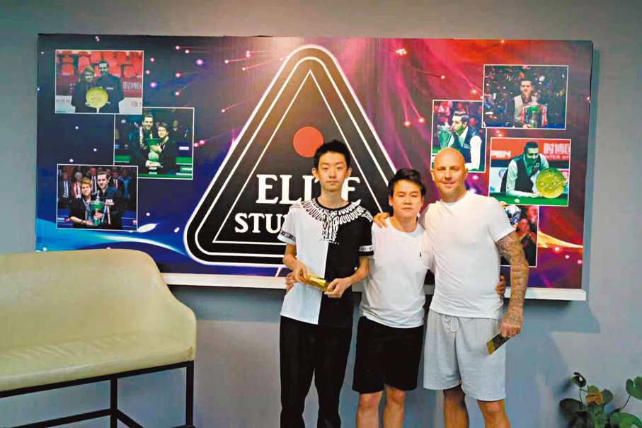 ●在李俊文（中）安排下，少年吳宜澤（左）獲得與京治等世界名將同場切磋的機會。 受訪者供圖