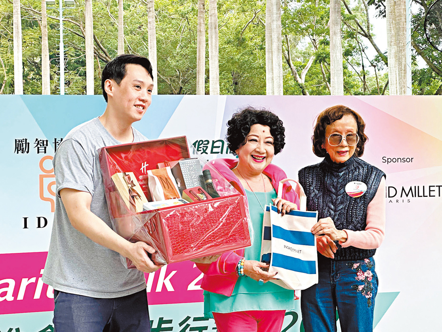 ●莫文蔚媽媽莫何敏儀（右）向家燕姐致送禮物。  香港文匯報記者子棠 攝