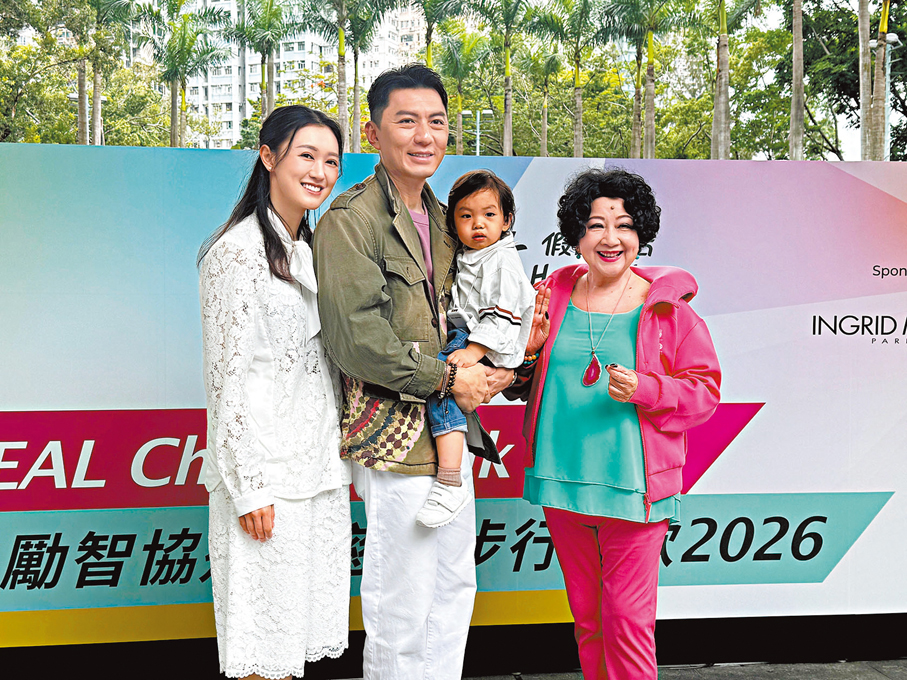 ●袁偉豪和張寶兒昨日攜長子「袁咕碌」到場。香港文匯報記者子棠 攝