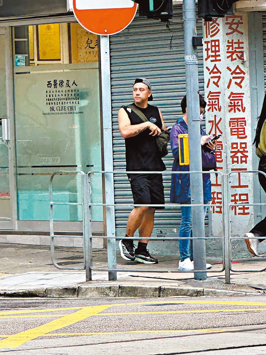 ●張致恒昨日跟車搬運。 香港文匯報記者子棠 攝
