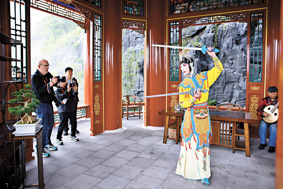 ●北京園內上演京劇表演，吸引參觀者駐足拍攝。