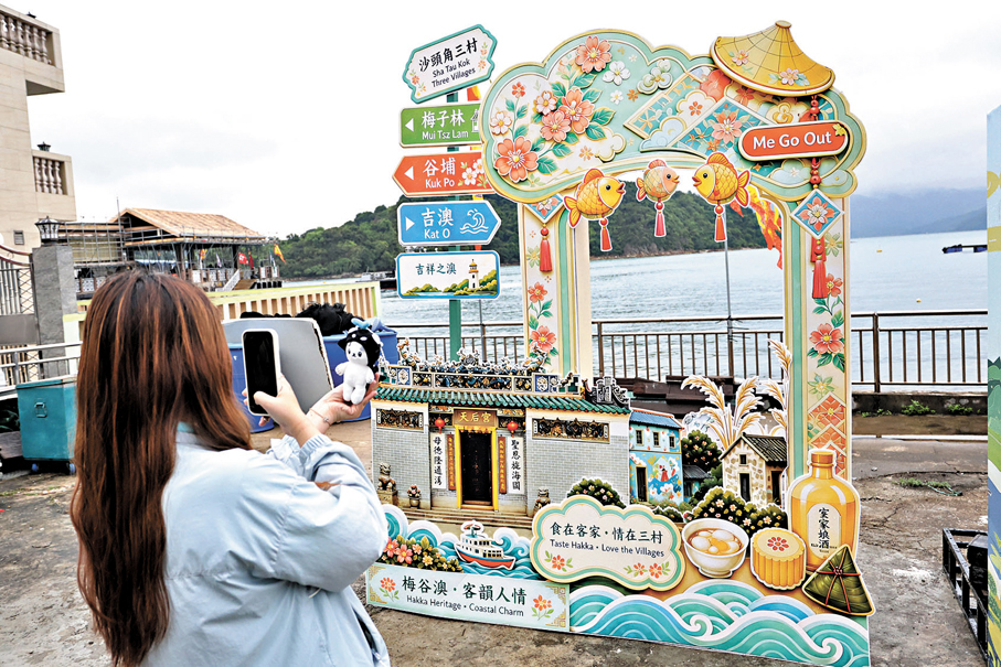 ●市民赴吉澳天后誕慶典，在當地拍照留念。 香港文匯報記者北山彥  攝