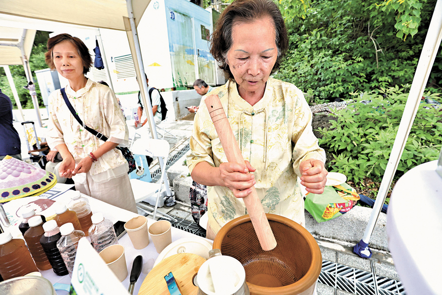 ●「MeGoOut鄉村美食嘉年華」現場即製美食。香港文匯報記者北山彥  攝