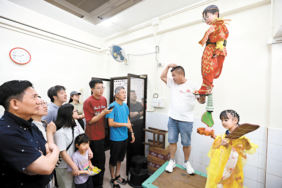 ●小男孩和小女孩造型吸引。 香港文匯報記者郭木又  攝