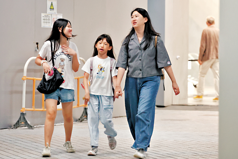 ●昨日大街小巷隨處可見女兒陪伴母親逛街的溫馨畫面。 香港文匯報記者黃艾力  攝