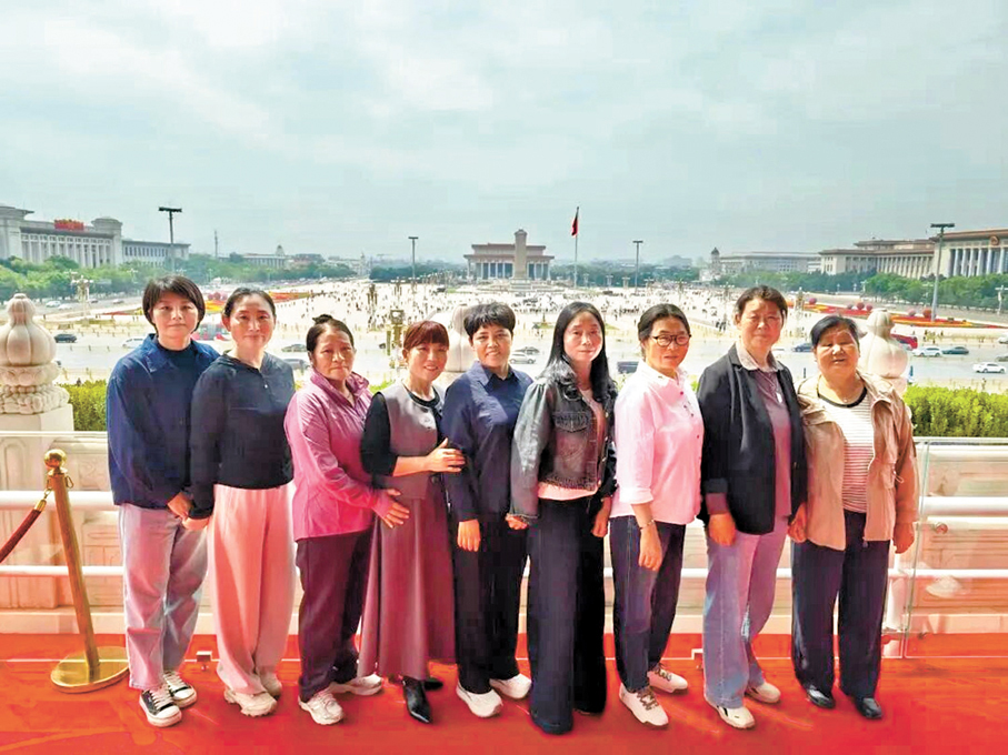 ●英雄的母親和妻子們登上天安門城樓。