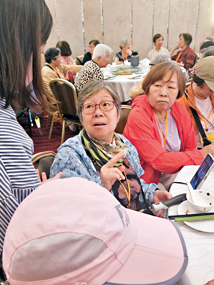 ●何婆婆與4位妹妹一同出席。