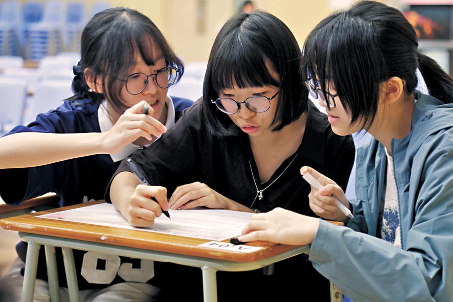 ●伊利沙伯中學舊生會中學中三學生王彤丹，與同級好友楊洛然、黎倩琪組隊出戰初中組團體賽。 香港文匯報記者北山彥  攝