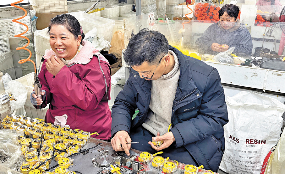 ●在商丘珂銘工量具有限公司生產車間，一對夫妻正組裝捲尺。