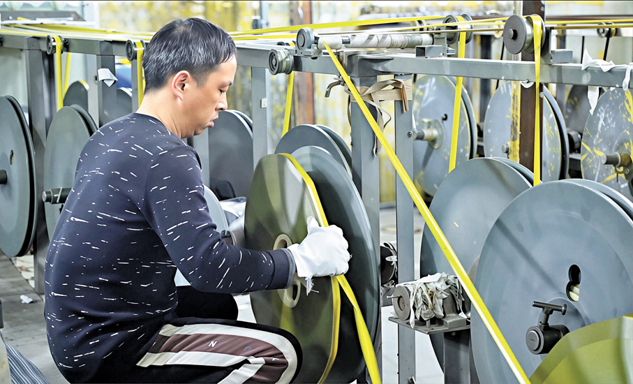 ●在商丘珂銘工量具有限公司生產車間，梁師傅盯緊生產線。